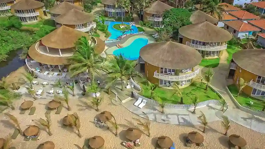 Luchtfoto kalimba beach resort aan het strand.